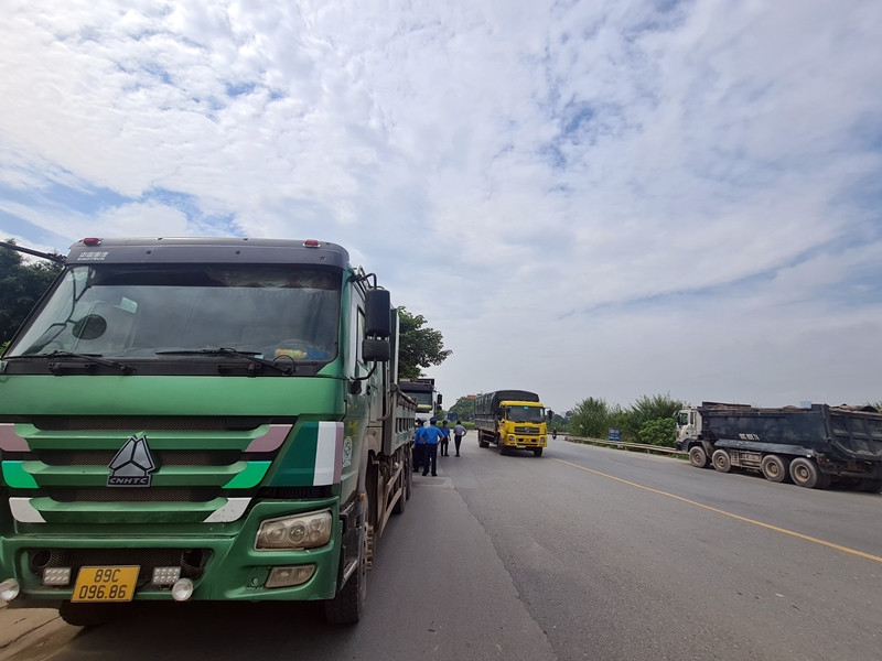Ông Lê Thành Điểm - Đội trưởng đội TTGT cầu, đường bộ cho biết, thời gian tới Đội sẽ tiếp tục tăng cường kiểm tra, xử lý nghiêm các trường hợp xe tải vi phạm, nhất là điểm “nóng” tả đê sông Hồng và khu vực Dốc Lời trên địa bàn huyện Gia Lâm.