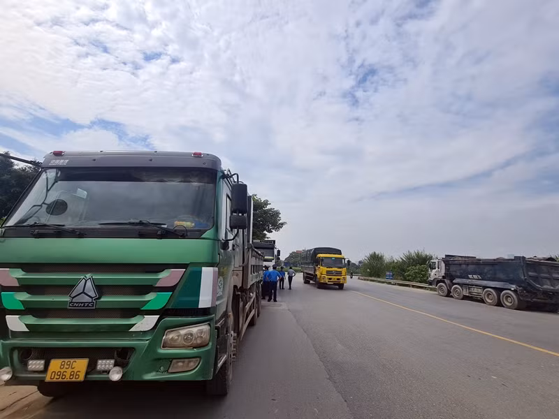 Ông Lê Thành Điểm - Đội trưởng đội TTGT cầu, đường bộ cho biết, thời gian tới Đội sẽ tiếp tục tăng cường kiểm tra, xử lý nghiêm các trường hợp xe tải vi phạm, nhất là điểm “nóng” tả đê sông Hồng và khu vực Dốc Lời trên địa bàn huyện Gia Lâm.