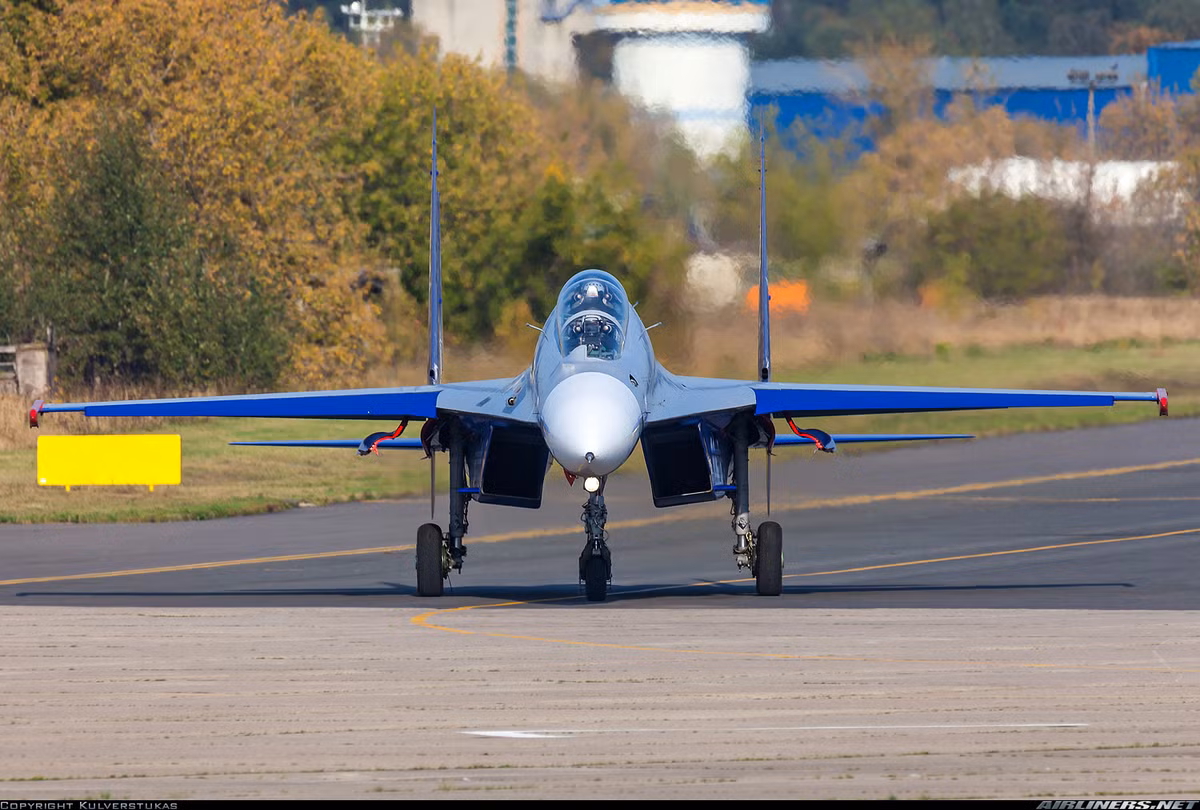 Chiếc máy bay Su-30 thực hiện kỹ thuật bay “low-pass” thuộc phiên bản Su-30LL.