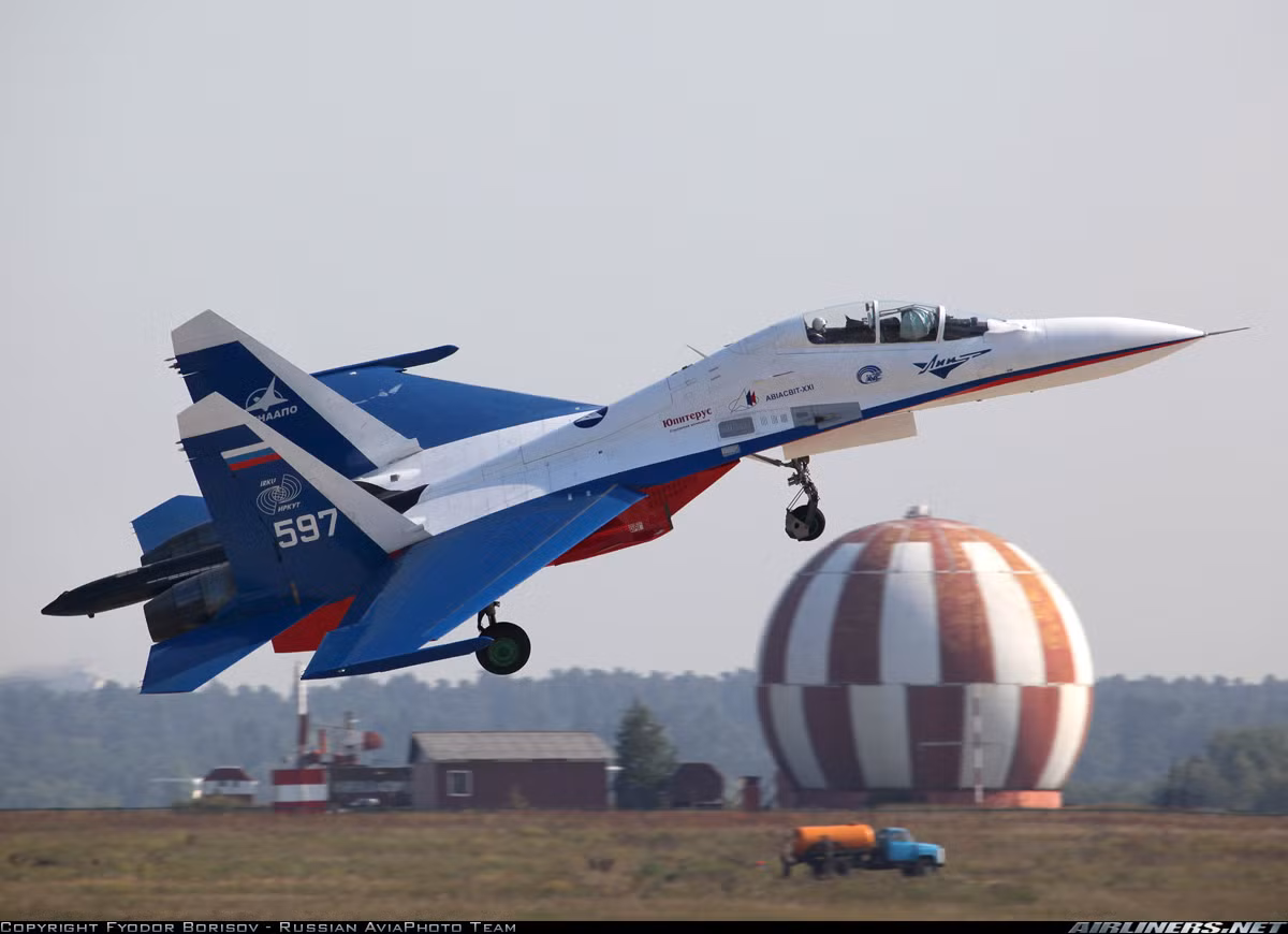 Cơ bản nhìn chiếc máy bay Su-30LL này không khác nhiều phiên bản Su-30 xuất khẩu.