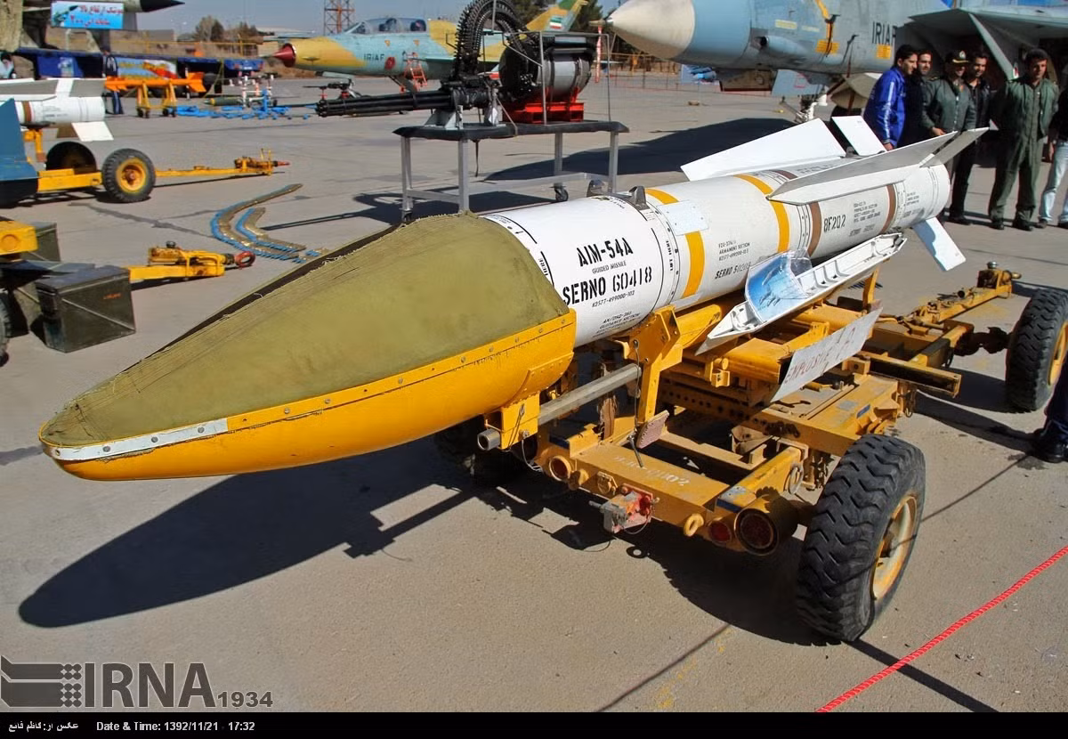 Trớ trêu thay, tên lửa không đối không AIM-54 Phoenix lại vốn do công ty máy bay Hughes và Tập đoàn Raytheon phát triển cho Hải quân Mỹ từ năm 1966. Giữa những năm 1970, Mỹ đã cung cấp cho chính quyền quân chủ Iran 280 tên lửa Phoenix cùng 79 tiêm kích F-14A Tomcat. Nghiễm nhiên, sau Cách mạng Hồi giáo Iran 1979, số vũ khí khủng khiếp này lọt vào tay Quân đội Cộng hòa Hồi giáo Iran.
