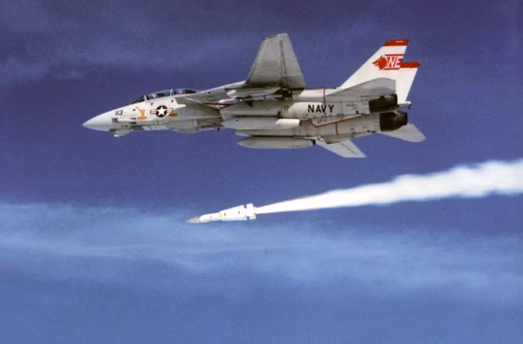 Radar kiểm soát hỏa lực AWG-9 trên F-14 Tomcat cho phép phóng gần như cùng lúc 6 tên lửa AIM-54 trang bị đầu tự dẫn radar bán chủ động hoặc chủ động về phía mục tiêu.