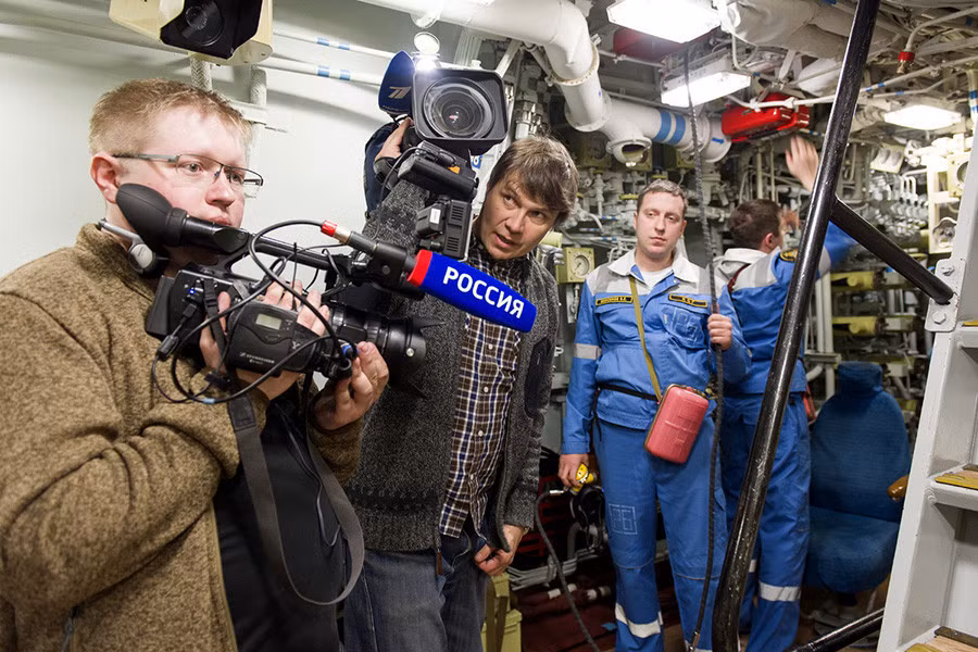 Tàu ngầm có thể lặn sâu tới 450m.