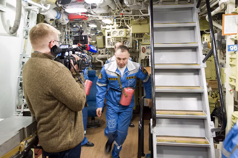 Tàu ngầm lớp Borei được trang bị 16 tên lửa đạn đạo liên lục địa RSM-56 Bulava - mỗi quả lắp 6-10 đầu đạn hạt nhân dẫn hướng độc lập MIRV.