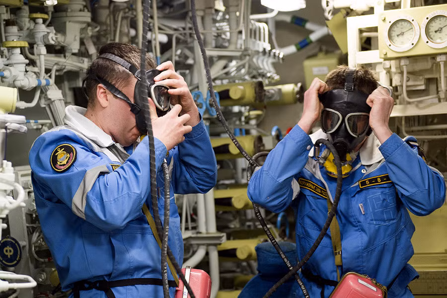 Thủy thủ đoàn trong tàu ngầm đang luyện tập phương án phòng chống hỏa hoạn, khí độc hại.
