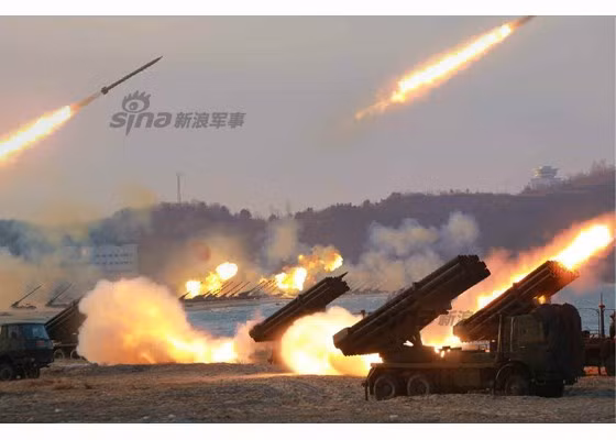 Pháo phản lực M1985 được trang bị các viên đạn rocket nặng khoảng 90kg, mang phần thuốc nổ nặng 45kg, tầm bắn ước đạt 43km. Một bệ pháo bắn hết đạn trong 4-8 giây.