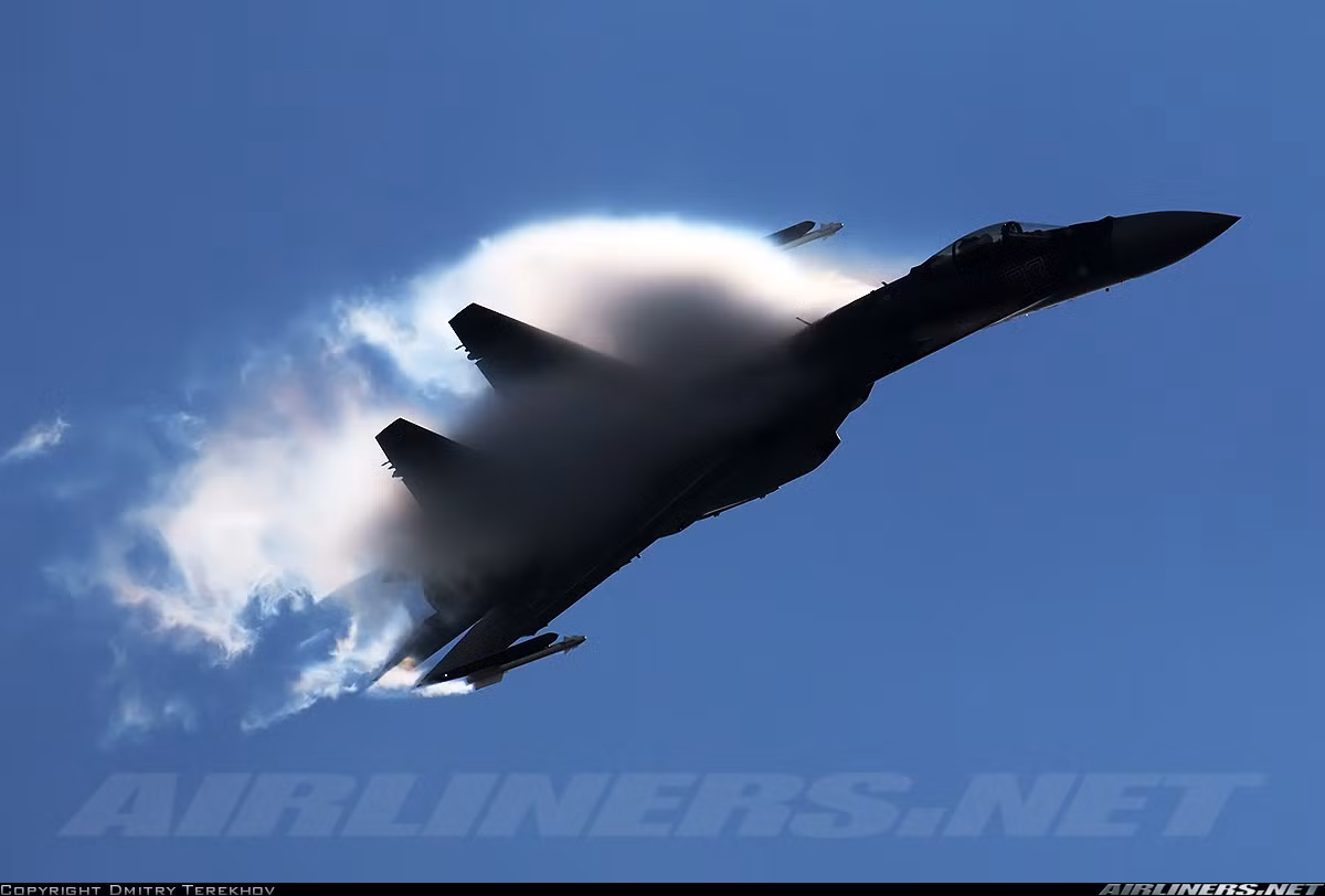 Các chuyên gia Trung Quốc cho rằng: Tính năng của máy bay chiến đấu Su-35 đã vượt tất cả máy bay chiến đấu thế hệ thứ tư, bao gồm máy bay chiến đấu Rafale Pháp và máy bay chiến đấu Eurofighter Typhoon của châu Âu và cũng có thể đối đầu hiệu quả với máy bay chiến đấu tàng hình F-22A Raptor của Không quân Mỹ.