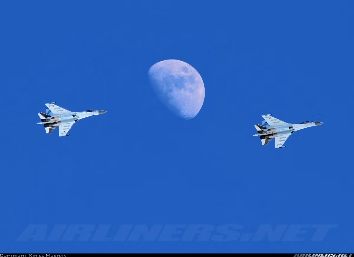 Su-35S được trang bị hệ thống radar mạng pha Irbis có thể khóa đến 30 mục tiêu khác nhau, trong đó có 8 mục tiêu có thể khóa gần như liên tục với độ chính xác đủ để đồng thời tiêu diệt bằng các tên lửa không đối không tầm trung với đầu dò chủ động.
