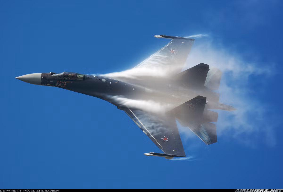 Bên ngoài Su-35 rất giống Su-27 nhưng bên trong hoàn toàn khác.
