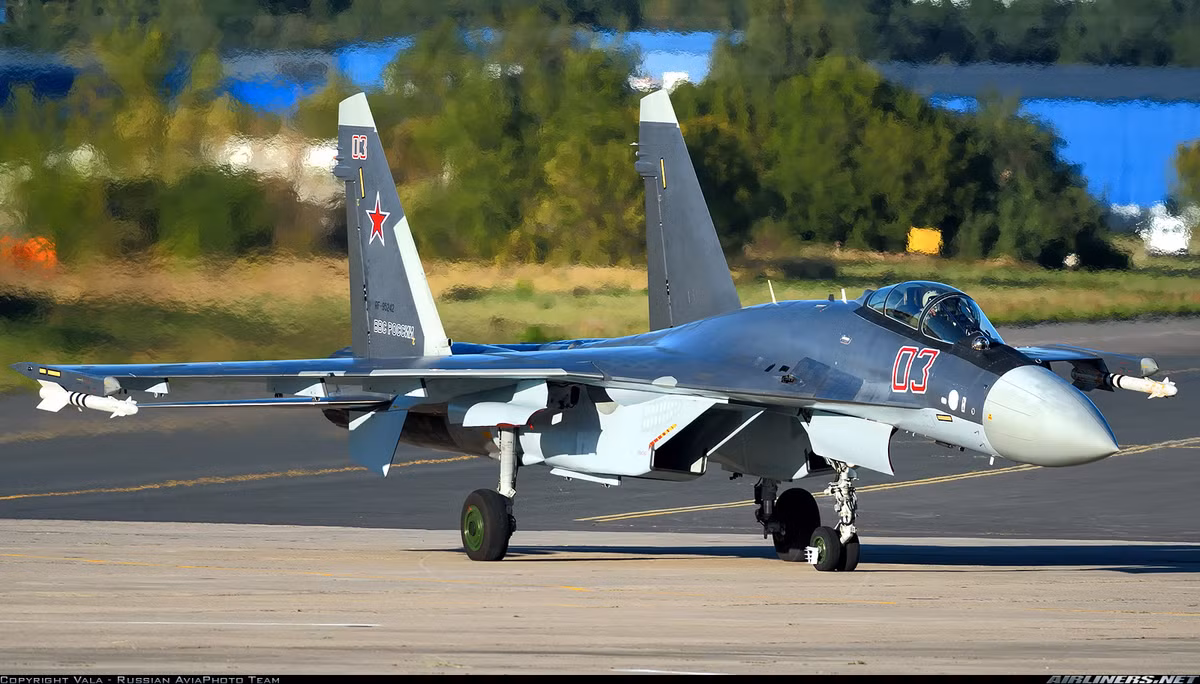  Tiêm kích đa năng Su-35S là máy bay chiến đấu thế hệ 4++ do Nga phát triển trên cơ sở tiêm kích Su-27 với một loạt các công nghệ máy bay thế hệ 5 ứng dụng biến nó trở thành một trong những chiến đấu cơ tối tân bậc nhất thế giới.