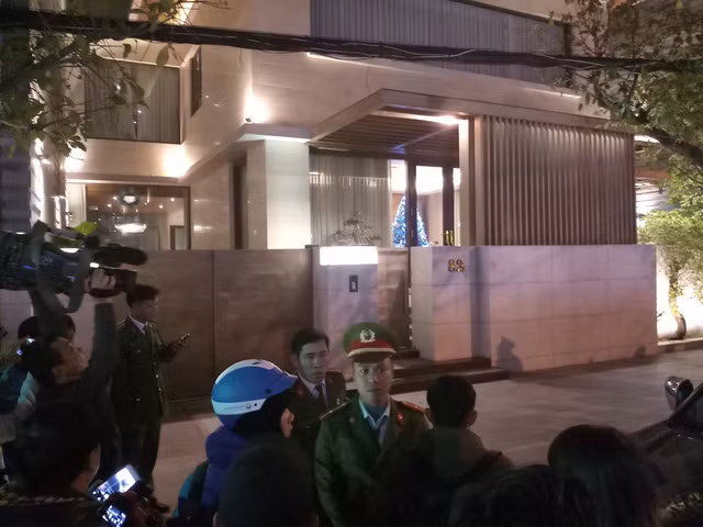 Công an đang khám nhà ông Vũ "nhôm". Ảnh: Tuổi trẻ.