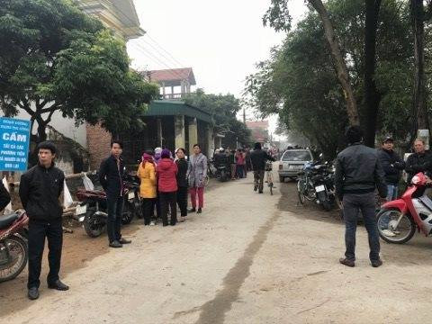 Đông đảo người dân đến khu vực xảy ra vụ án để theo dõi thông tin vụ việc.