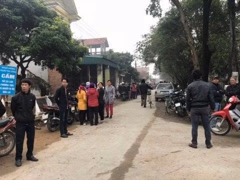 Đông đảo người dân đến khu vực xảy ra vụ án để theo dõi thông tin vụ việc.