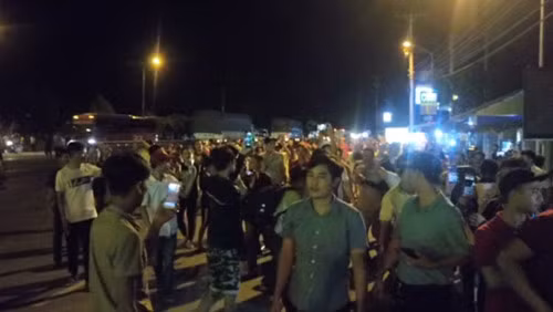 Tài xế ăn mừng sau khi biết tin Thủ tướng Nguyễn Xuân Phúc chỉ đạo Trạm thu phí BOT Cai Lậy phải ngưng thu phí trong 1 tháng. Ảnh: Motthegioi.