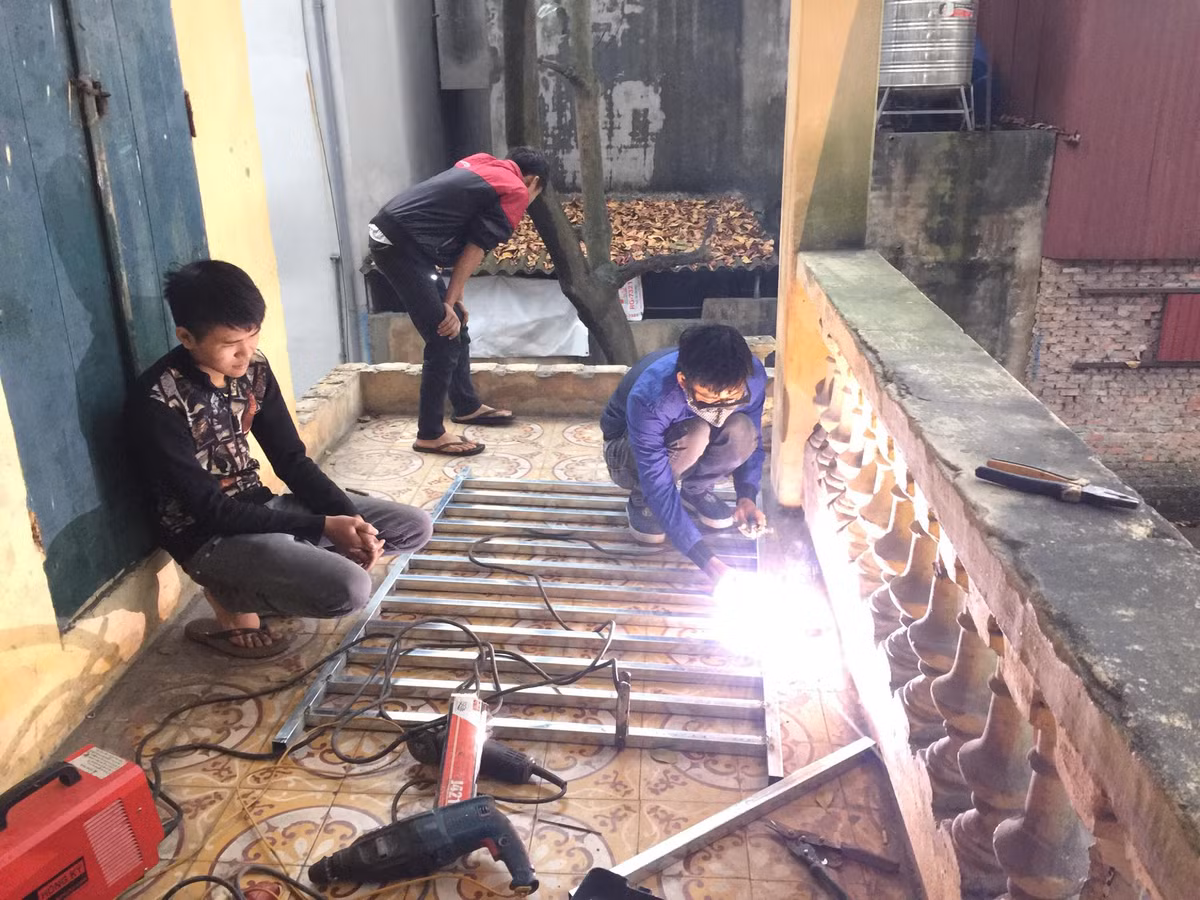 Hàn khung thép tạm dùng lan can.