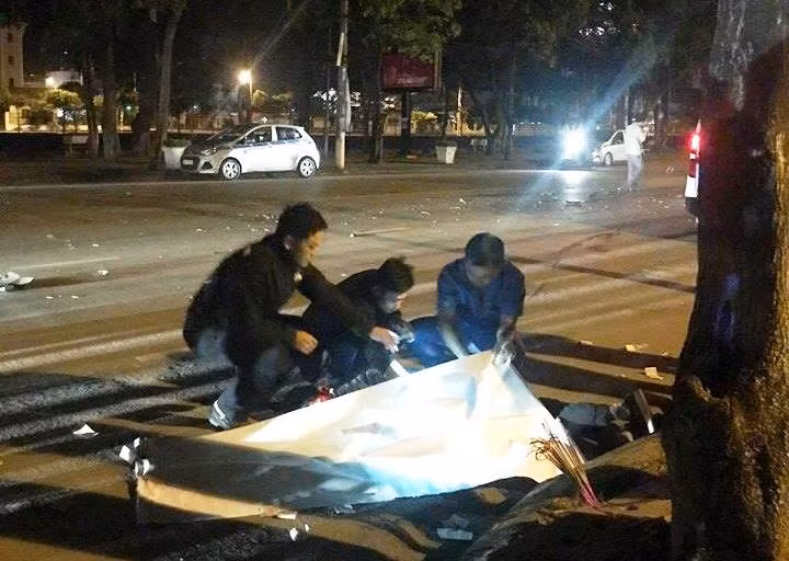 Nạn nhân văng xa nhiều mét so với nơi xảy ra tai nạn. Ảnh: Thuận Quang.