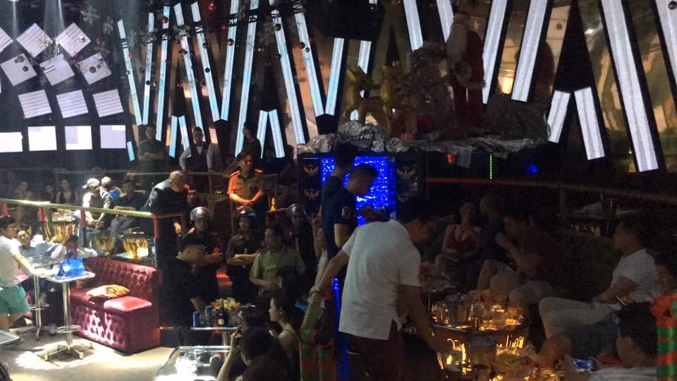 Trong tiếng nhạc cực mạnh ở quán bar 212 (đường Nguyễn Trãi, phường Phạm Ngũ Lão, quận 1), nhiều dân chơi đang lắc lư điên cuồng nháo nhào tìm cách tháo chạy. Bị giữ lại, có người xưng là du khách để xin được ra ngoài nhưng tất cả đều bị giữ lại.