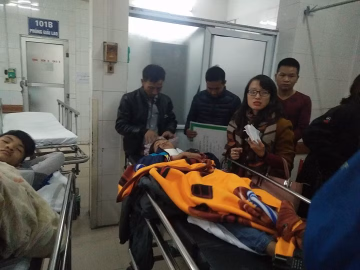 Các em học sinh được đưa đến bệnh viện Việt Đức.