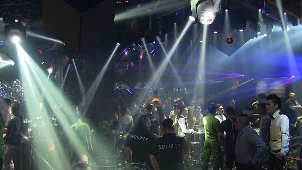 Rạng sáng ngày 30/12, hàng trăm cán bộ chiến sĩ thuộc Phòng cảnh sát quản lý hành chính về trật tự xã hội, hình sự, cơ động, CSGT phối hợp cùng Đoàn 1 Kiểm tra liên ngành văn hóa xã hội TP.HCM kiểm tra đột xuất hai quán bar cực lớn ở trung tâm quận 1. Tại đây, phát hiện nhiều dân chơi đang phê ma túy.