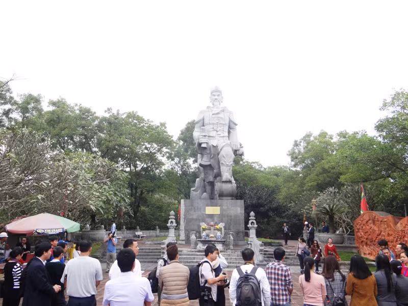 Đền An Phụ (đền Cao An Phụ) nằm trên đỉnh cao nhất của dãy núi An Phụ, thuộc xã An Sinh, huyện Kinh Môn. Đền được xây dựng vào thời Trần (thế kỷ XIII), thờ An Sinh Vương Trần Liễu, thân phụ của Hưng Đạo Vương Trần Quốc Tuấn. Trong khuân viên đền Cao An Phụ cong có chùa Tường Vân thờ Phật và Trần Nhân Tông, người sáng lập ra thiền phái Trúc Lâm Yên Tử. Thấp hơn đền An Phụ chừng 50m là tượng đài Hưng Đạo Vương Trần Quốc Tuấn được khởi công xây dựng vào năm 1993.