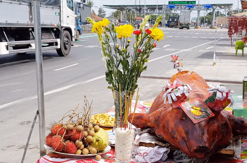 Cánh tài xế liên tục mang lợn quay ra khu vực BOT Cai Lậy để thắp nhang cúng bái.