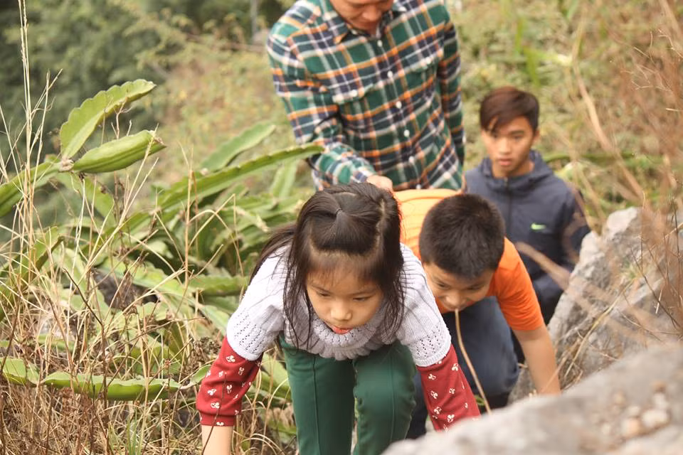 Đường lên Động Tiên tại Di tích Động Kính Chủ.