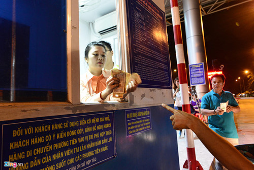 Thu phí tại trạm BOT Cai Lậy.