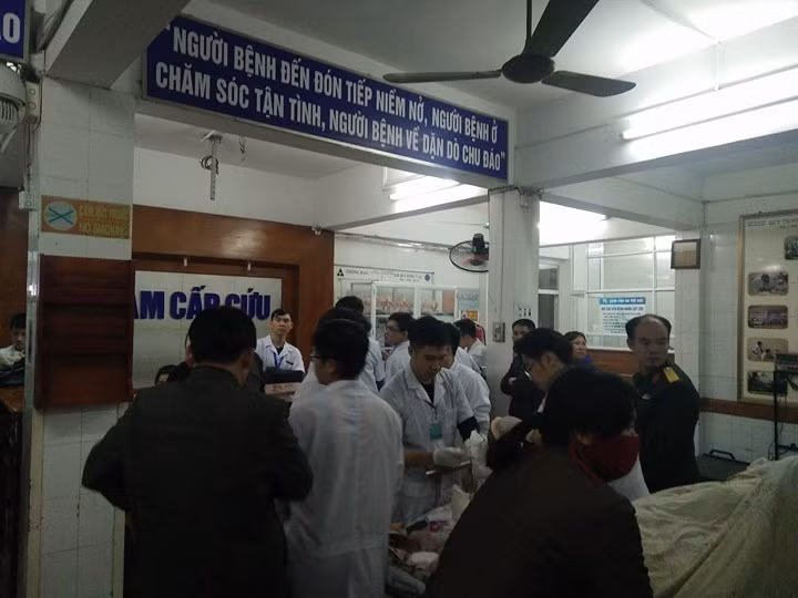 Các bác sĩ đang khẩn trương cấp cứu...