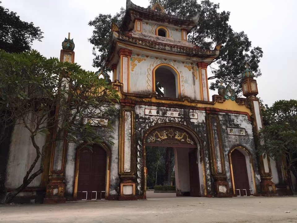 Khu vực động Kính Chủ thuộc xã Phạm Mệnh, huyện Kinh Môn nằm ở phía Nam của dãy núi Dương Nham, Động Kính Chủ cùng hệ thống hang động của núi Dương Nham tạo thành thắng cảnh như bia ký trên vách động đã ghi “Nam thiên đệ lục động”, tức động đẹp thứ 6 trời Nam.