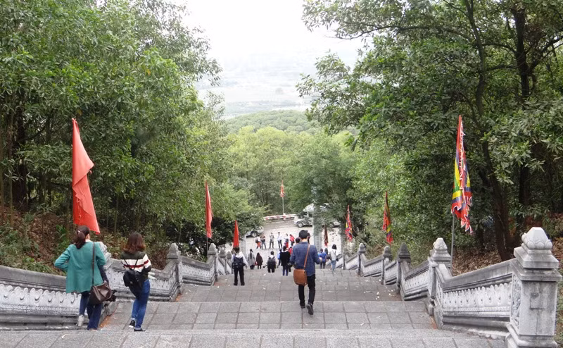 Ngoài ra, khu vực này còn có bức trang phù điêu bằng đất nung dài 45m, cao trung bình 2,5m được ghép bởi 265 viên gạch do những nghệ nhân gốm sứ ở làng Cậy, huyện Bình Giang (Hải Dương) tham gia chế tác. Lễ hội đền Cao An Phụ hàng năm được tổ chức vào 01/4(Âm lịch), đây cũng là dịp tưởng niệm ngày mất của An Sinh Vương Trần Liễu.