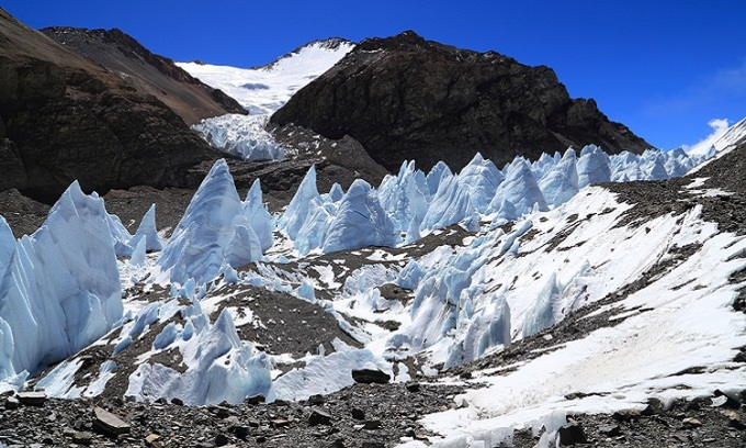 Theo nghiên cứu công bố hồi tháng 10 trên tạp chí Nature Communications Earth &amp; Environment, sự tan chảy này dẫn tới gia tăng nhu cầu sửa chữa và thay thế cơ sở hạ tầng. Ước tính 38% đường sá, 39% đường sắt và dây điện, 21% tòa nhà bị đe dọa bởi băng tan vào năm 2050.