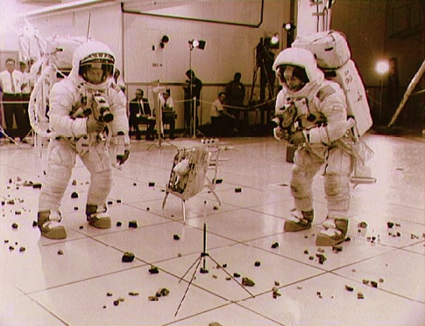 Chưa hết, các ứng viên bắt buộc phải trải qua quá trình mô phỏng tình trạng không trọng lực trên một chiếc máy bay đặc biệt. Mô hình sẽ chuyển động theo quỹ đạo parabol liên tục với tốc độ tăng dần, gây ra hiện tượng không trọng lực trong vòng khoảng 20 giây.