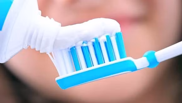  5. Một giọt kem đánh răng có tên: Vắt một miếng kem đánh răng nghe có vẻ đơn giản, nhưng điều mà nhiều người không biết là hình dạng lượn sóng của kem đánh răng vắt trên bàn chải đánh răng có một cái tên gọi là nurdle. Điều này nghe có vẻ nhàm chán với hầu hết mọi người, nhưng hai công ty Colgate và GlaxoSmithKline đang xem xét vấn đề này một cách rất nghiêm túc, thậm chí còn kiện ra tòa để sử dụng thuật ngữ này.