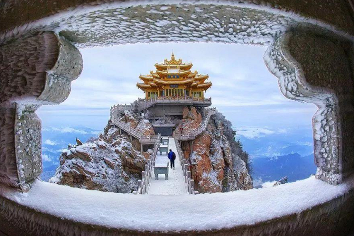 Trên thực tế, nguyên nhân chính là do núi Lão Quân nằm ở huyện Luân Xuyên, nơi có căn cứ quân sự nên người nước ngoài bị cấm vào.