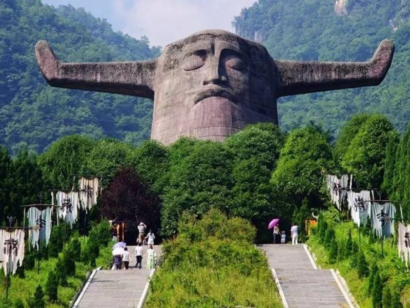  2. Thần Nông Giá: khu rừng rậm nguyên thủy vùng Tây Bắc tỉnh Hồ Bắc, Trung Quốc. Nơi đây nổi tiếng với những thung lũng sương mù dày đặc bao phủ suốt 4 mùa, cảnh quan đẹp kì vĩ khiến khách du lịch như lạc chân vào chốn bồng lai tiên cảnh giữa đời thực.