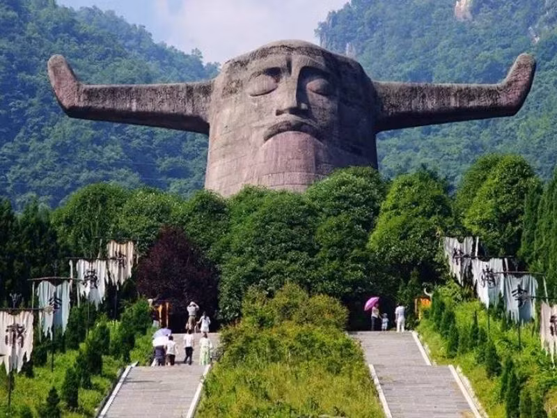  2. Thần Nông Giá: khu rừng rậm nguyên thủy vùng Tây Bắc tỉnh Hồ Bắc, Trung Quốc. Nơi đây nổi tiếng với những thung lũng sương mù dày đặc bao phủ suốt 4 mùa, cảnh quan đẹp kì vĩ khiến khách du lịch như lạc chân vào chốn bồng lai tiên cảnh giữa đời thực.