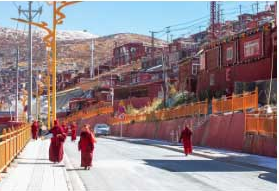 Cao nguyên có phong cảnh tuyệt đẹp. Các ngôi chùa Phật giáo Tây Tạng tập trung tương đối nhiều và đều là những ngôi chùa thuộc phái Hồng môn. Đứng ở trên cao, bạn có thể chiêm ngưỡng những ngôi nhà màu đỏ bất tận, như thể bước vào thế giới màu đỏ ảo mộng.