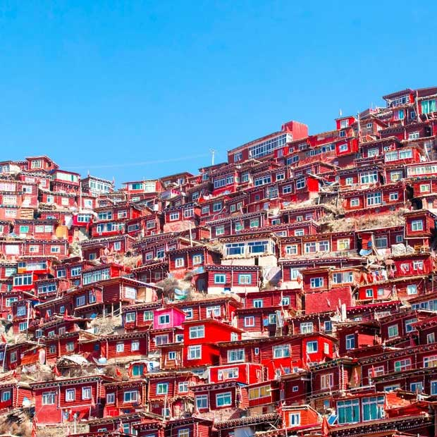  3. Sắc Đạt: Huyện Sắc Đạt nằm ở phía Tây Bắc của Châu tự trị dân tộc Tạng Cam Tư (Tứ Xuyên), ở phía đông nam của cao nguyên Thanh Tạng. Đây là khu vực cư trú của dân tộc Tạng ở Cam Tư, nơi tọa lạc độ cao lớn nhất so với mực nước biển, khí hậu lạnh nhất và điều kiện tự nhiên tồi tệ nhất trong khu vực.