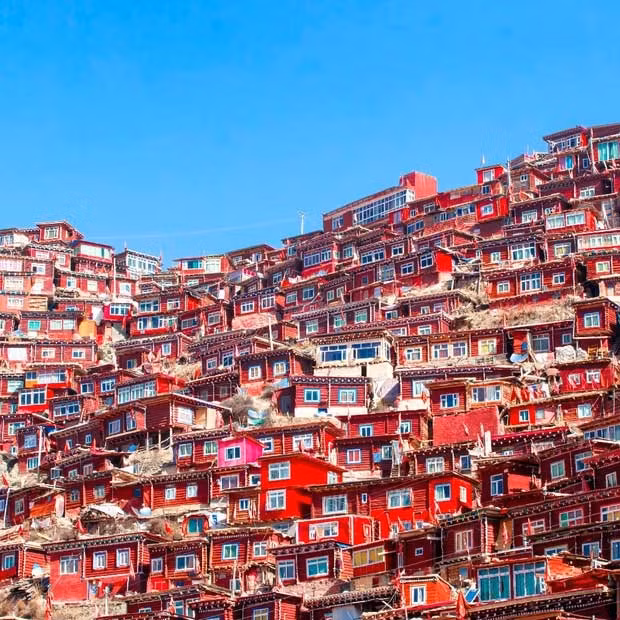  3. Sắc Đạt: Huyện Sắc Đạt nằm ở phía Tây Bắc của Châu tự trị dân tộc Tạng Cam Tư (Tứ Xuyên), ở phía đông nam của cao nguyên Thanh Tạng. Đây là khu vực cư trú của dân tộc Tạng ở Cam Tư, nơi tọa lạc độ cao lớn nhất so với mực nước biển, khí hậu lạnh nhất và điều kiện tự nhiên tồi tệ nhất trong khu vực.