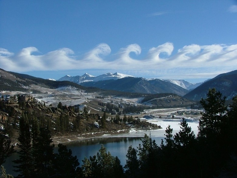 Hiện tượng "mây sóng thần" thường xuất hiện trước khi bão đổ bộ. Những đám mây lớn thường kéo dài đến vài km choán cả bầu trời. Đi kèm sau "mây sóng thần" là mưa lớn, gió giật mạnh, lũ lụt và mưa đá.