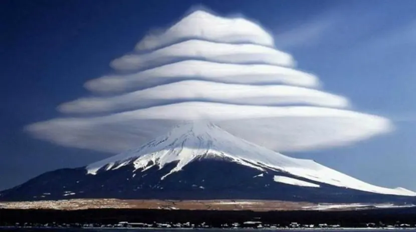  2. Mây thấu kính: Mây dạng thấu kính (Lenticular Clouds) rất hiếm gặp, thường xuất hiện dọc theo các dãy núi cao và chỗ khuất gió bên sườn núi, nhất là khi có một dòng không khí khô và ẩm ổn định bay ngang qua ngọn núi hay đồi.