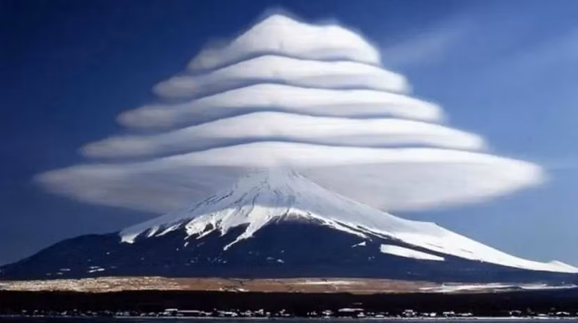  2. Mây thấu kính: Mây dạng thấu kính (Lenticular Clouds) rất hiếm gặp, thường xuất hiện dọc theo các dãy núi cao và chỗ khuất gió bên sườn núi, nhất là khi có một dòng không khí khô và ẩm ổn định bay ngang qua ngọn núi hay đồi.
