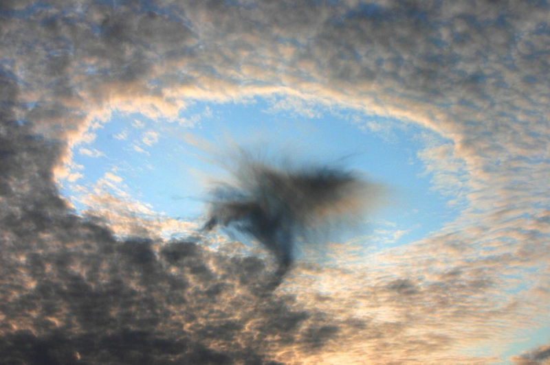  3. Lỗ mây (Fallstreak Hole) là một khoảng trống hình tròn lớn xuất hiện trong các đám mây ti tích (mây dải mỏng, có búi, chùm) hoặc mây trung tích (khối mây dạng hình cầu). Những lỗ này hình thành khi nhiệt độ nước trong mây thấp hơn điểm đóng băng nhưng nước vẫn chưa đóng băng do thiếu các hạt mầm băng.