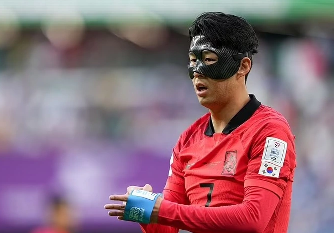 Theo tiết lộ của FIFA, chiếc mặt nạ được Son sử dụng trong trận đấu được làm bằng sợi carbon (carbon fibre) với phương pháp in 3D.