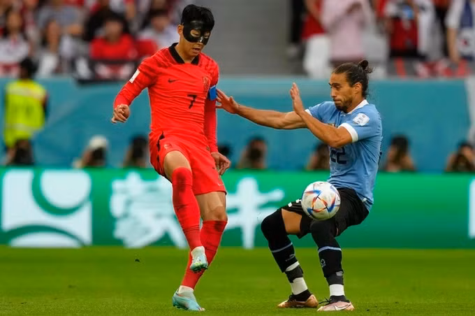 Chấn thương này khiến Son bị buộc phải thực hiện phẫu thuật để đảm bảo hồi phục hoàn toàn. Thế nhưng, điều này cũng làm dấy lên những lo ngại rằng ngôi sao 30 tuổi có thể bị loại khỏi kế hoạch tham dự World Cup của đội tuyển Hàn Quốc.