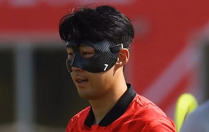 Để đảm bảo duy trì phong độ, cũng như giảm thiểu nguy cơ tiếp tục bị chấn thương, Son Heung-min đã phải sử dụng một chiếc mặt nạ đặc biệt khi thi đấu.