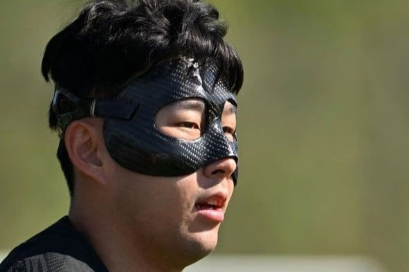 Son Heung Min ra sân trong đội hình xuất phát của Hàn Quốc trong trận ra quân gặp đội tuyển Uruguay ở bảng F. Ngôi sao đang khoác áo CLB Tottenham thi đấu với chiếc mặt nạ màu đen để bảo vệ vùng hốc mắt vừa được phẫu thuật do gặp chấn thương cách đây hai tuần.