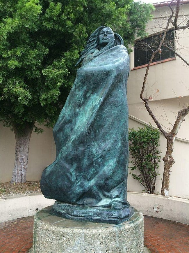 Trong nhiều năm, cặp đôi đã cùng nhau phát triển mạnh trên đảo. Người mẹ chỉ rời San Nicolas sau cái chết bi thảm của con trai mình mà nhà sử học cho rằng có thể cậu ta tử vong do một cuộc tấn công của cá mập.