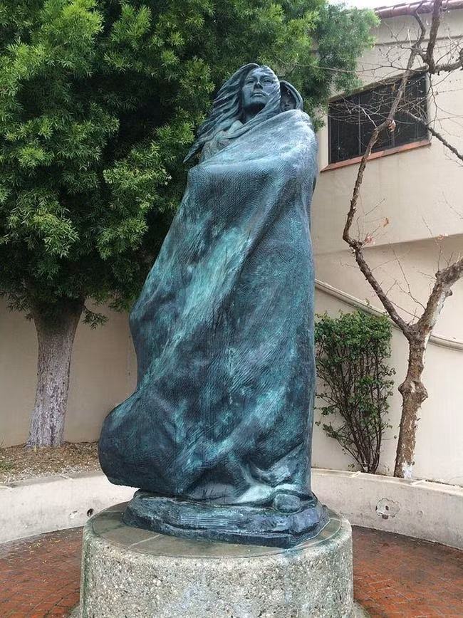 Trong nhiều năm, cặp đôi đã cùng nhau phát triển mạnh trên đảo. Người mẹ chỉ rời San Nicolas sau cái chết bi thảm của con trai mình mà nhà sử học cho rằng có thể cậu ta tử vong do một cuộc tấn công của cá mập.