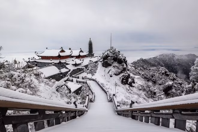 Ngoài địa danh Sa Pa (Việt Nam) còn có 9 điểm khác của các quốc gia khác được Thetravel.com gợi ý là điểm đến lý tưởng để ngắm tuyết rơi vào mùa đông này bao gồm: Nhật Bản, Hàn Quốc, Đài Loan, Mông Cổ, Indonesia, Israel, Dãy núi Hajar (Oman và Các Tiểu vương quốc Ả Rập Thống nhất), Jordan.